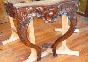 Konsoltisch mit ergänztem geschnitztem Steg